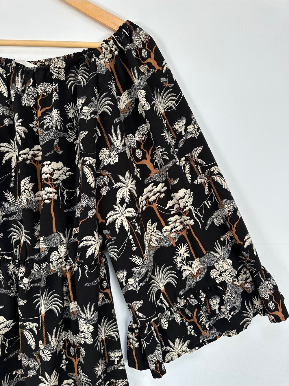 H&M Tropical Palm Print Off Shoulder Dress Ruffle Hem Boho Vacation Size 6 - Picture 3 of 8
